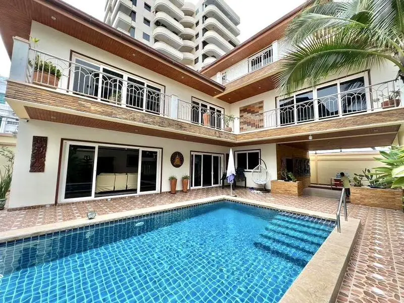 4-bedroom pool villa for rent in Jomtien
