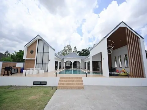 4-bedroom pool villa for sale in Huay Yai