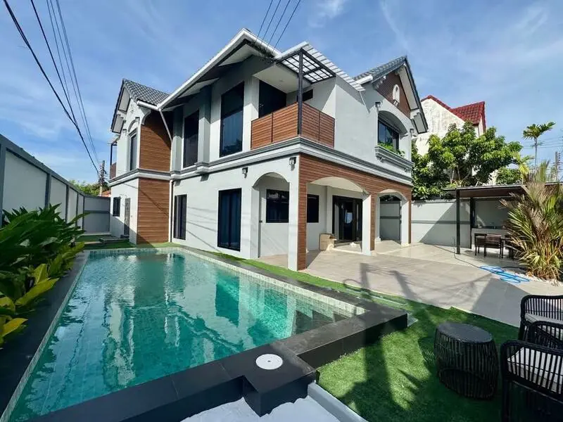 5-bedroom pool villa for sale in East Pattaya at Country Club Village