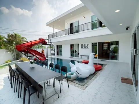 6-bedroom pool villa for sale in East Pattaya