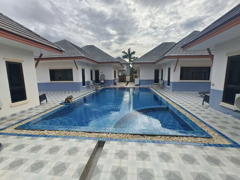 Single-storey villas around a courtyard pool
